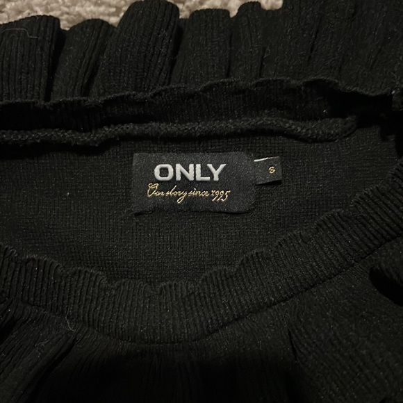 Black ruffle top from Germany - Picture 2 of 2